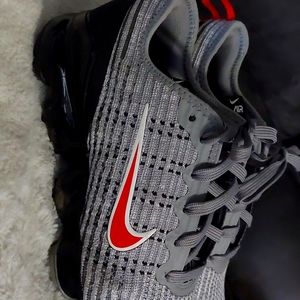 VAPORMAX FLYNIT GREY RED
